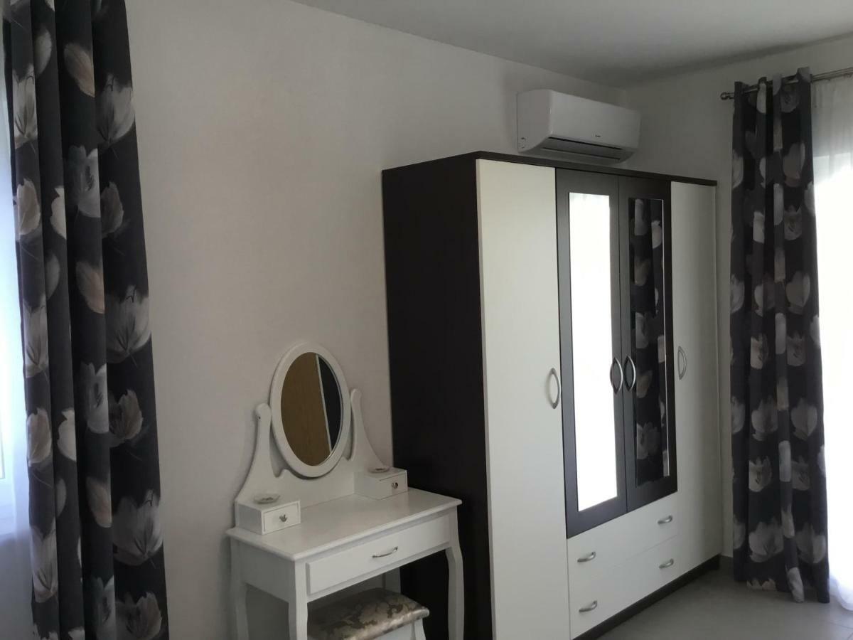 Apartments Villa Sophia โตรกีร์ ภายนอก รูปภาพ