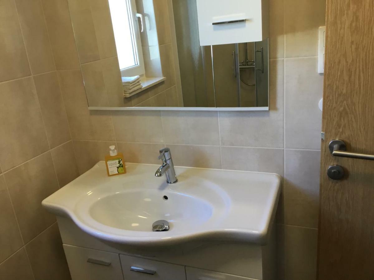 Apartments Villa Sophia โตรกีร์ ภายนอก รูปภาพ