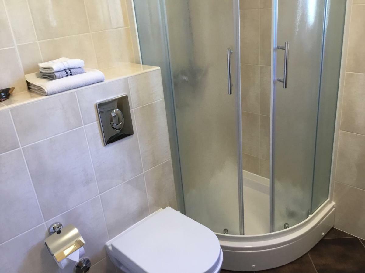 Apartments Villa Sophia โตรกีร์ ภายนอก รูปภาพ